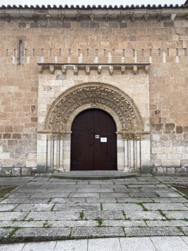 Portada romanica de San Claudio de Olivares